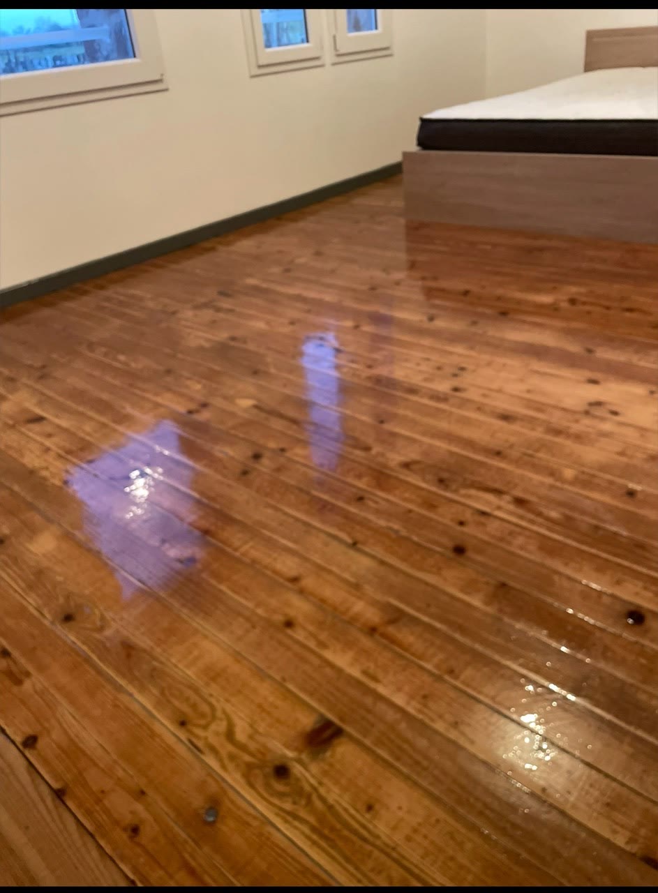 Parquet en bois avec finition brillante