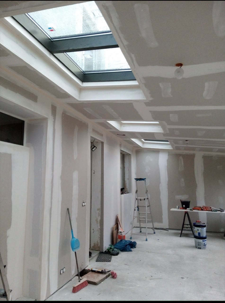 Plafond en plaques de plâtre avec puits de lumière, avant peinture