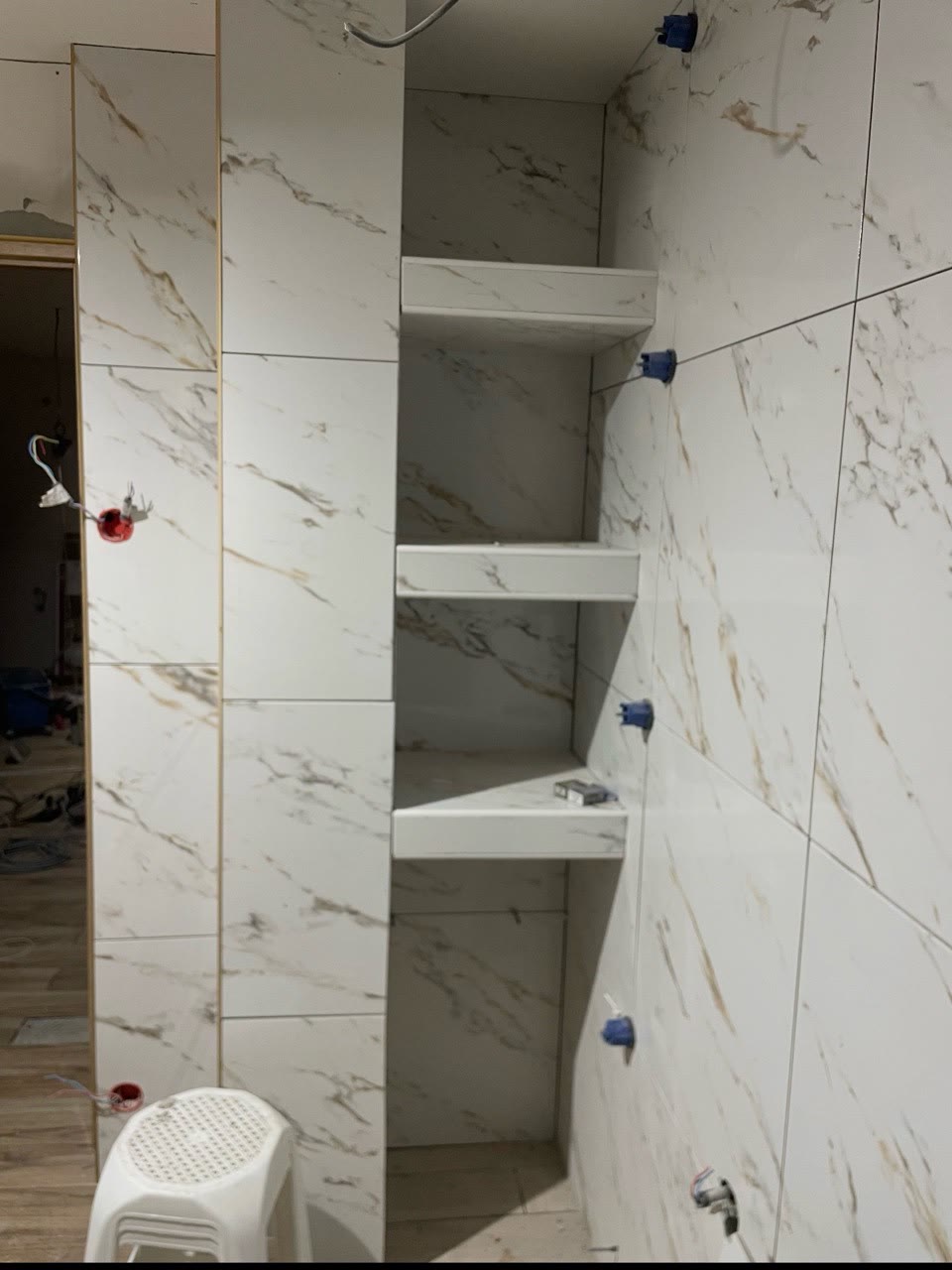 Paroi de salle de bain avec niches intégrées et revêtement à effet marbre